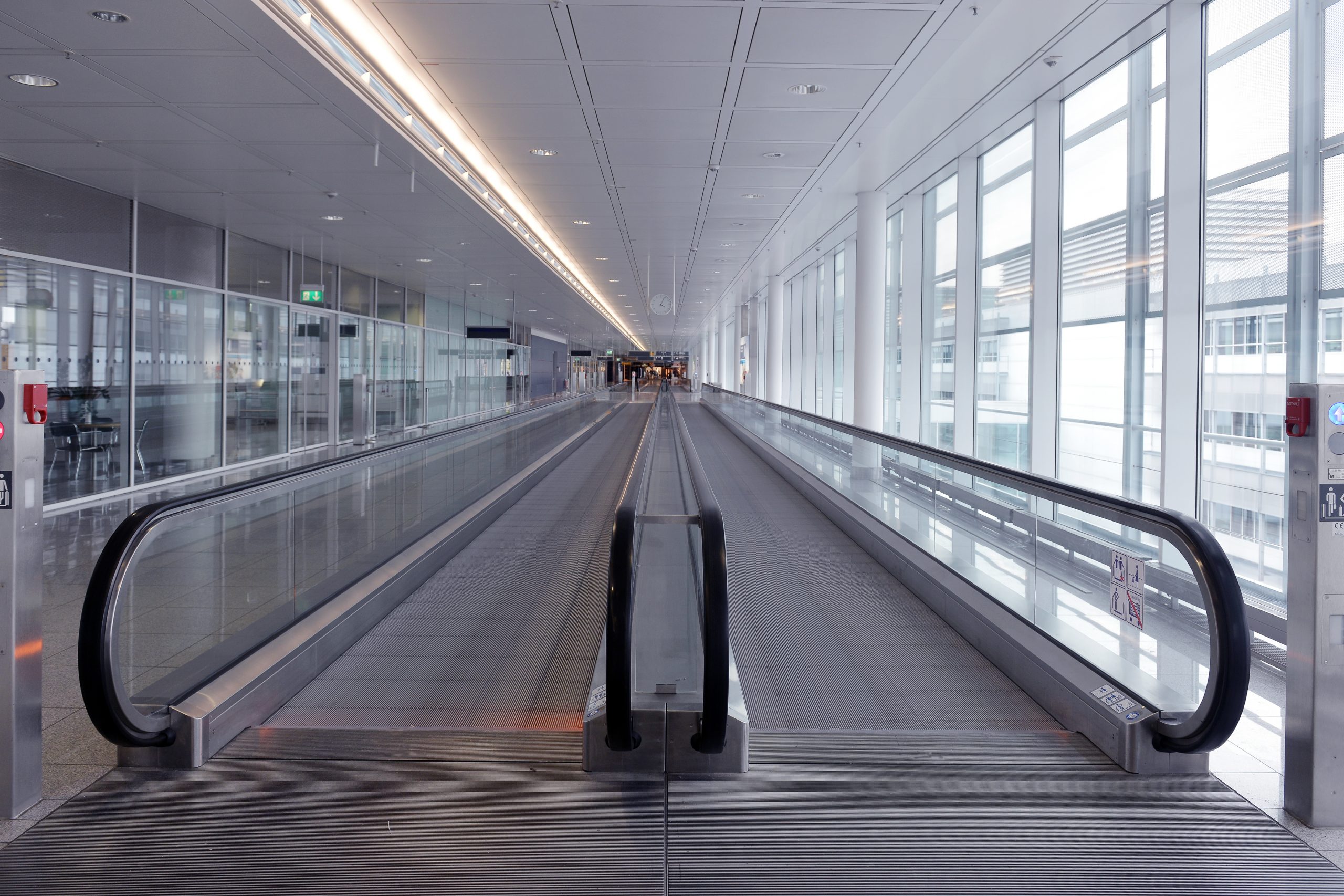 Long,Horizontal,Escalator,At,International,Airport,Terminal