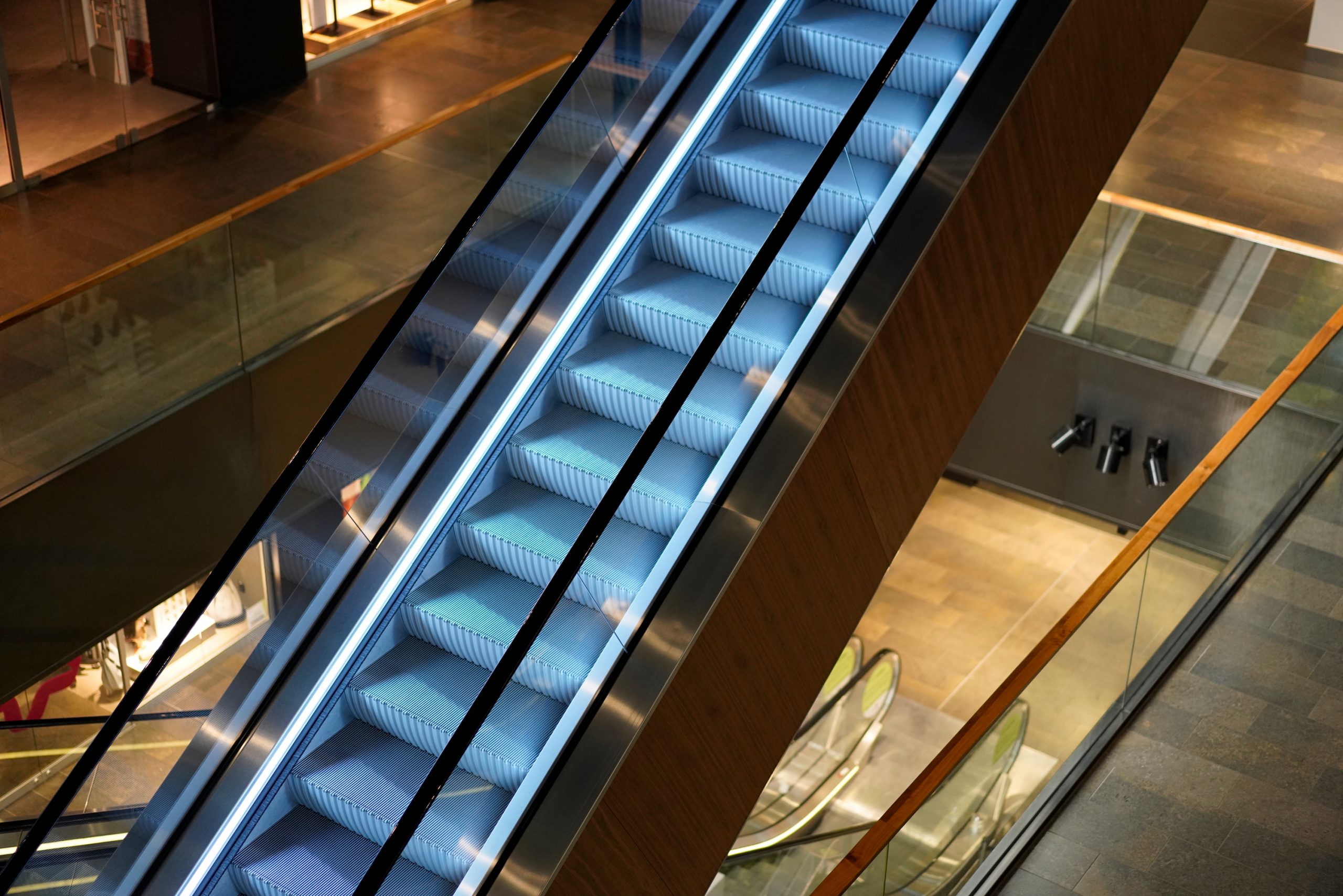 Illuminated,Escalator,In,A,Shopping,Mall